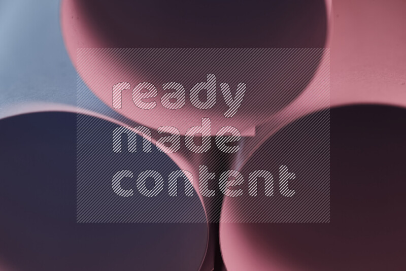 الصورة تعرض فن ورقي تجريدي بأشكال دائرية بدرجات متنوعة من اللون الأزرق والوردي