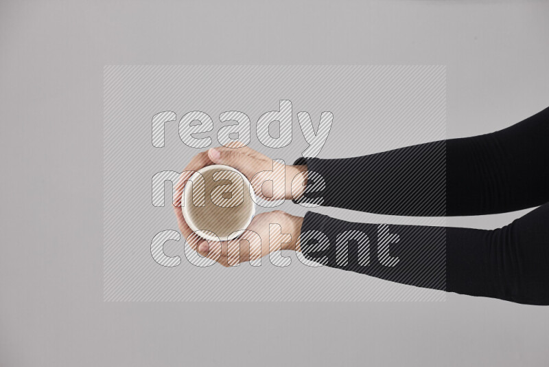 امرأة ترتدي عباءة سوداء تحمل أدوات فخارية مختلفة في أوضاع متعددة