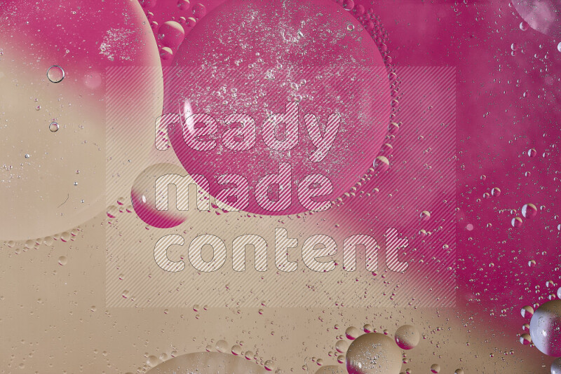 لقطات مقربة لفقاعات من الزيت على سطح الماء باللون الوردي والبني