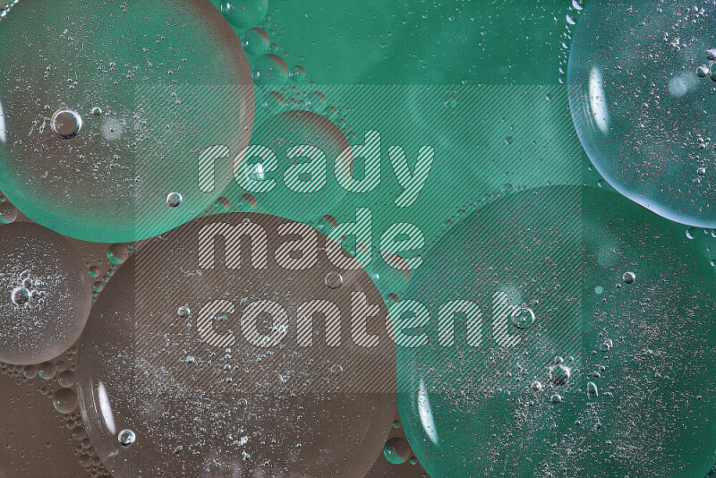 لقطات مقربة لفقاعات من الزيت على سطح الماء باللون الأخضر والبني