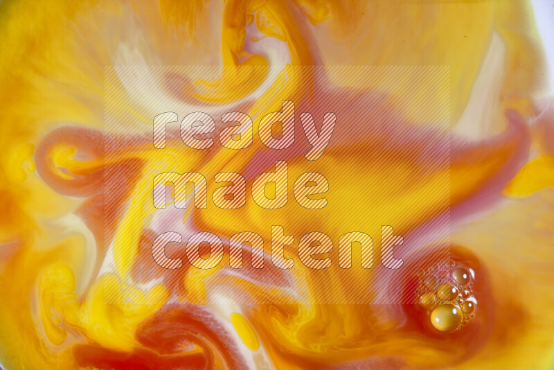 لقطة مقربة لأنماط دوامية باللون البرتقالي والأحمر والأبيض