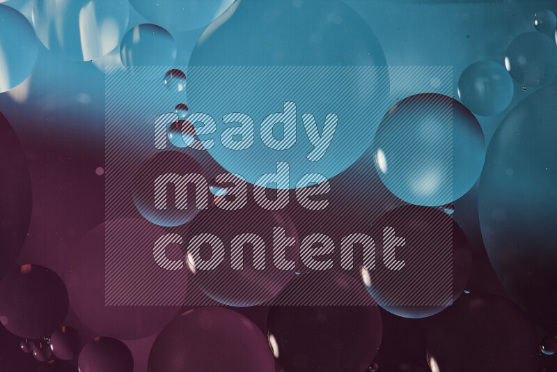 لقطات مقربة لفقاعات من الزيت على سطح الماء باللون الأزرق والأرجواني