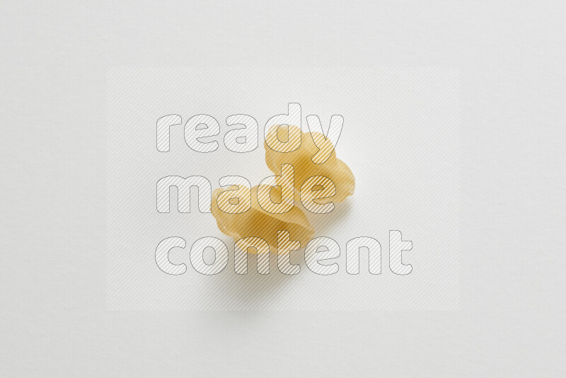 معكرونة قواقع علي خلفية بيضاء