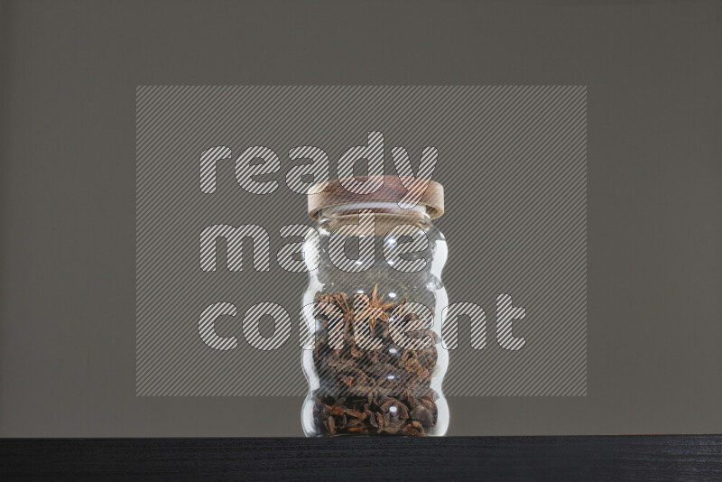 يانسون في وعاء زجاجي على خلفية سوداء