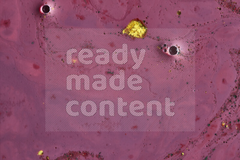 لقطة مقربة لأنماط دوامية باللون الأحمر مع جزئيات ملونة