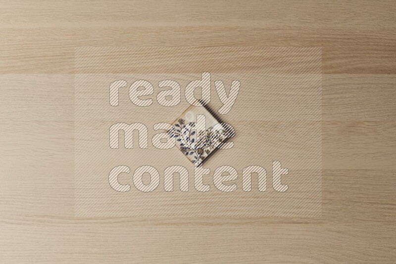 قواعد أكواب فخارية مزخرفة على خلفية خشبية فاتحة