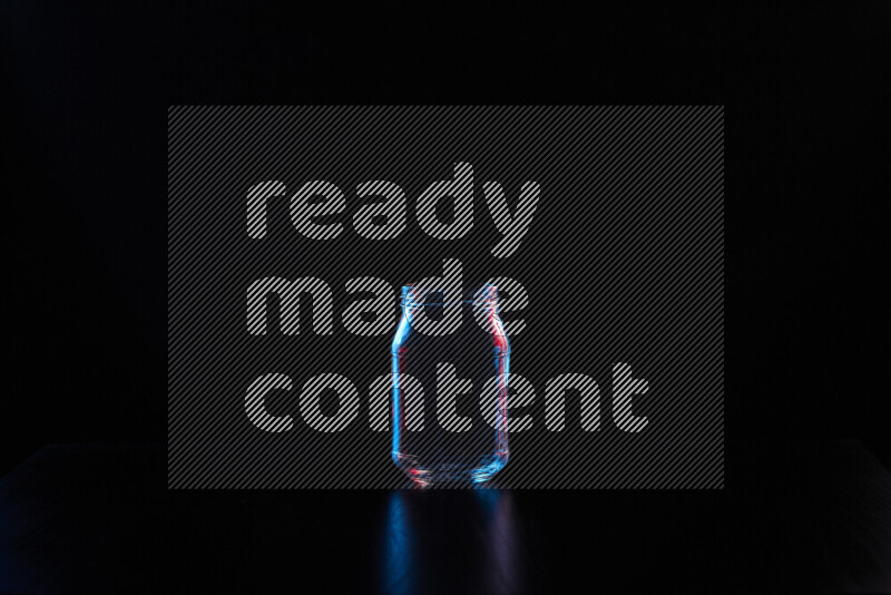 أواني زجاجية مع حواف مضيئة باللونين الأحمر والأزرق على خلفية سوداء