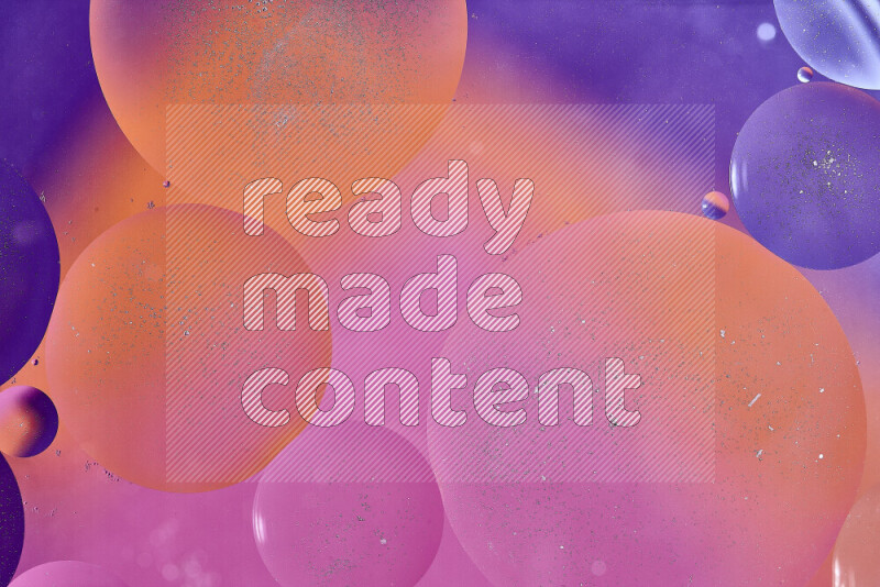 لقطات مقربة لفقاعات من الزيت على سطح الماء باللون الأرجواني والبرتقالي والوردي