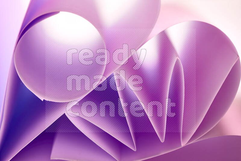 عرض فني لطيات الورق تخلق مزيج من الأشكال الهندسية، مضاءة بإضاءة ناعمة بدرجات اللون الارجواني