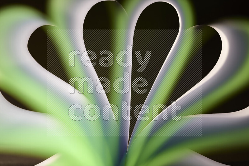 فن تجريدي يعرض منحنيات وتدرجات اللون الأبيض والأخضر مكونه بضوء ملون