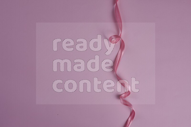 مجموعة من أدوات الخياطة والتفصيل زهرية اللون على خلفية زهرية