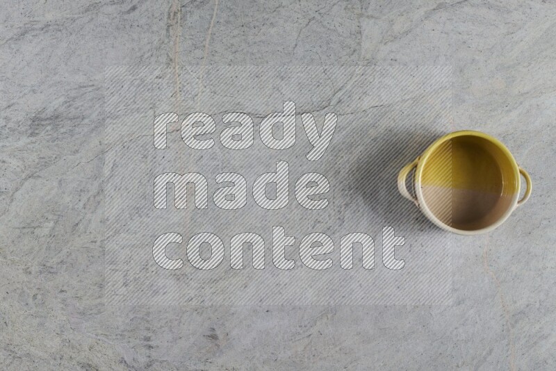 وعاء فخاري متعدد الألوان على خلفية من الرخام الرمادي