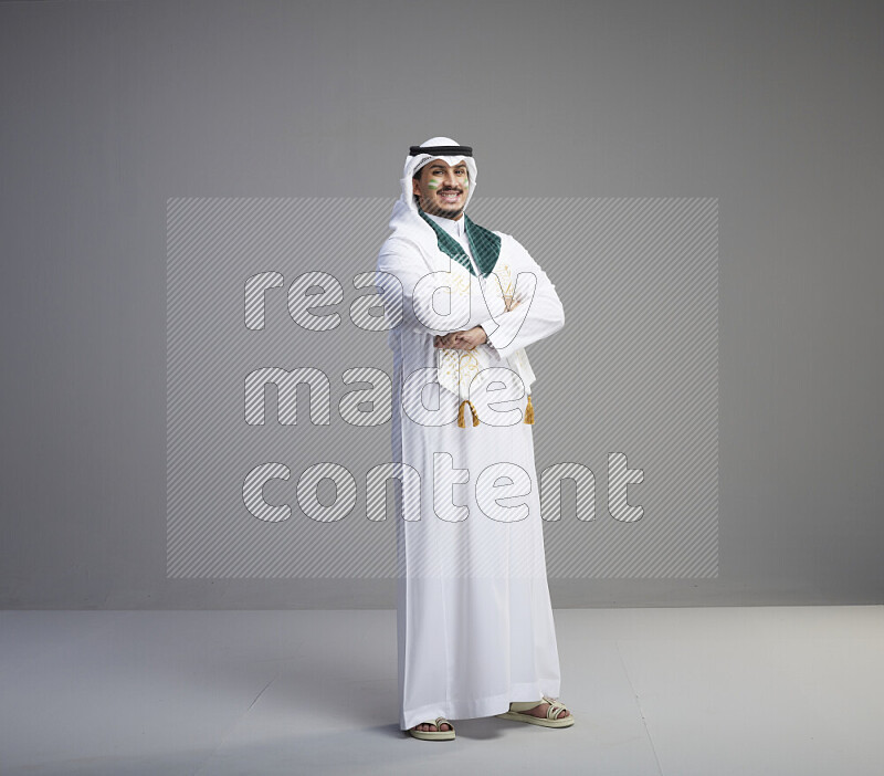 رجل سعودي يرتدي ثوب ابيض وشماغ يتفاعل امام الكاميرا
