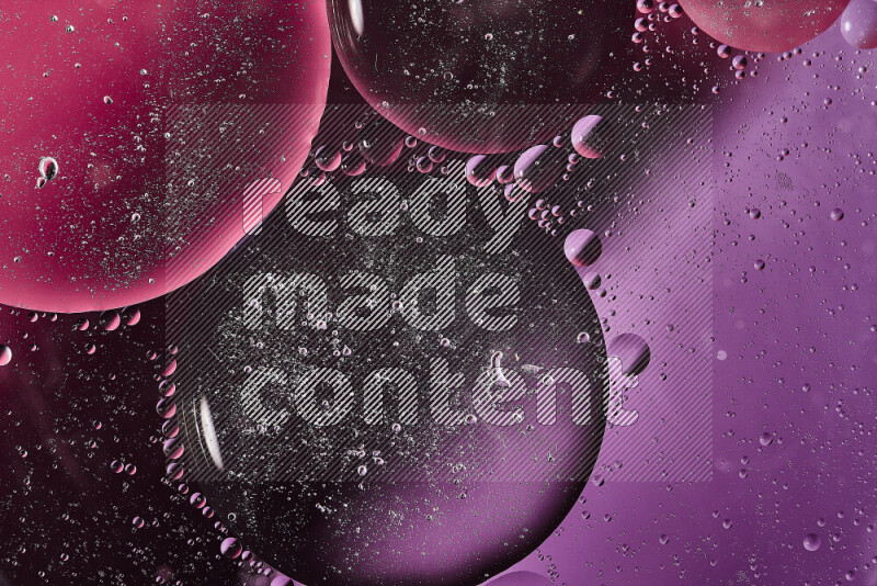 لقطات مقربة لفقاعات من الزيت على سطح الماء باللون الأرجواني والوردي