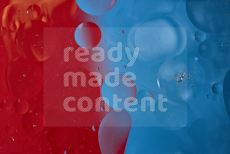 لقطات مقربة لفقاعات من الزيت على سطح الماء باللون الأزرق والأحمر