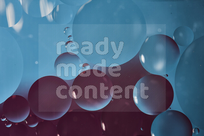 لقطات مقربة لفقاعات من الزيت على سطح الماء باللون الأزرق والأرجواني