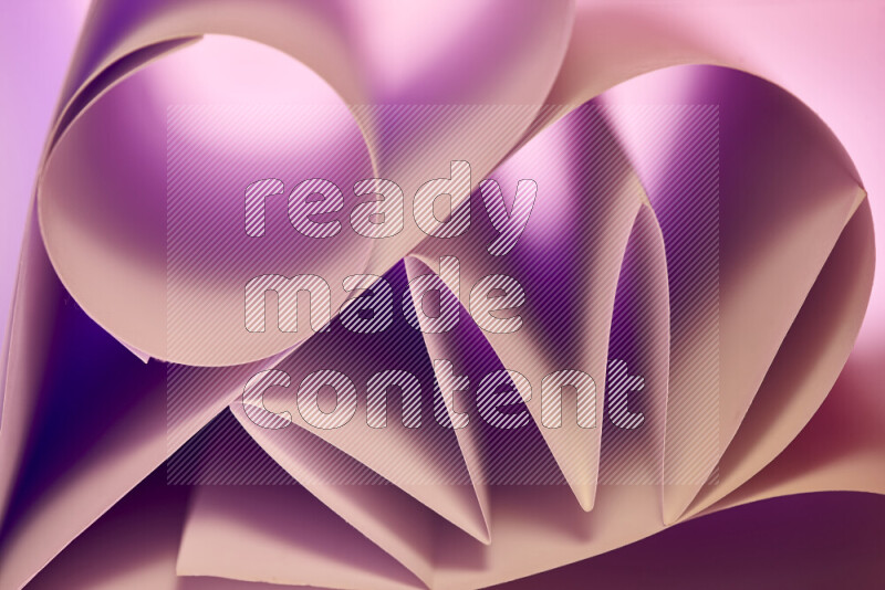 عرض فني لطيات الورق تخلق مزيج من الأشكال الهندسية، مضاءة بإضاءة ناعمة بدرجات اللون الارجواني والالوان الدافئة