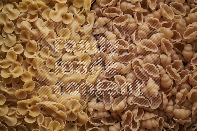 نوعين من المعكرونة علي الخلفية كاملة