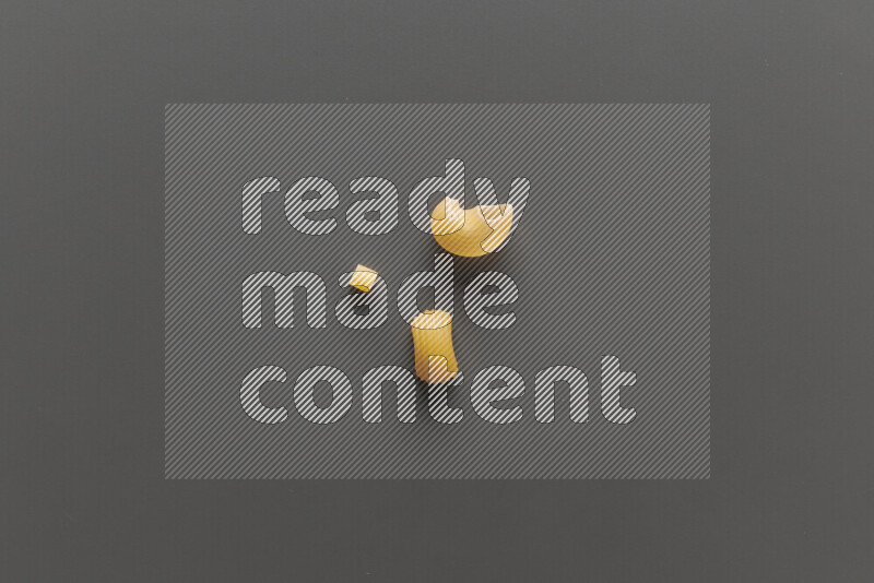 أنواع مختلفة من المعكرونة علي خلفية رمادية