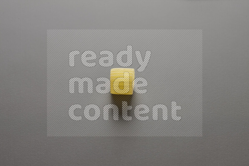 معكرونة خواتم علي خلفية رمادية