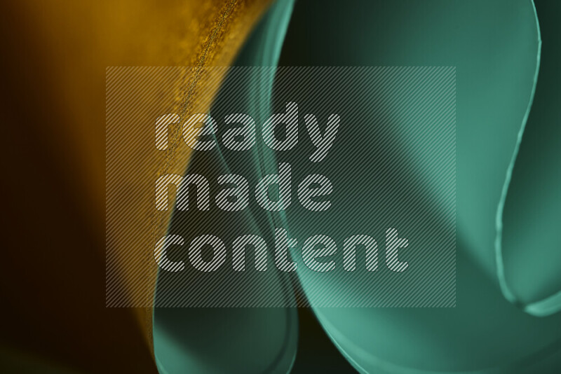 فن تجريدي يعرض منحنيات وتدرجات اللون الأخضر والبرتقالي مكونه بضوء ملون