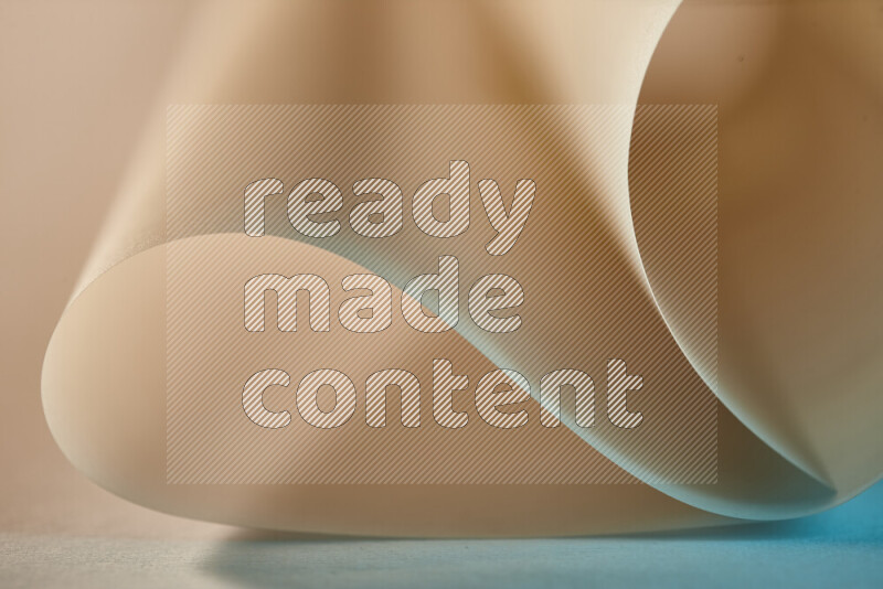 فن تجريدي يعرض منحنيات وتدرجات اللون الأزرق والذهبي مكونه بضوء ملون