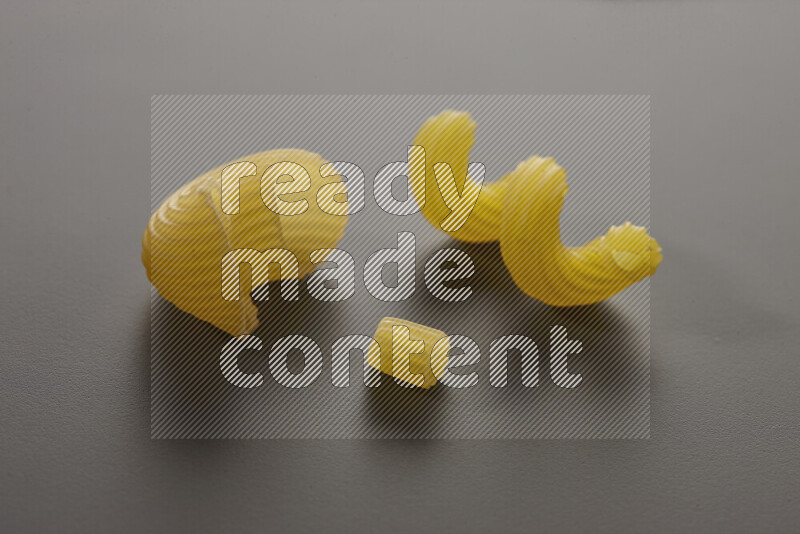 أنواع مختلفة من المعكرونة علي خلفية رمادية