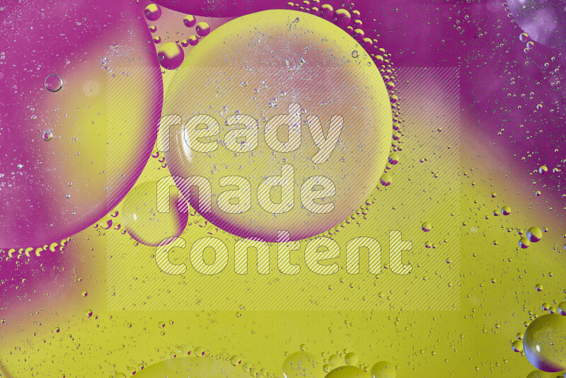 لقطات مقربة لفقاعات من الزيت على سطح الماء باللون الأصفر والوردي