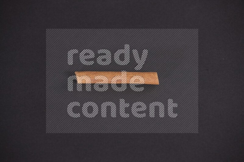 عود قرفة واحد علي خلفية سوداء