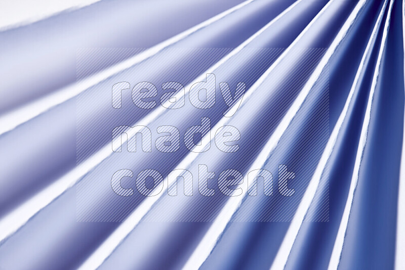 صورة تقدم نمط تجريدي ورقي من الخطوط المائلة بدرجات اللون الأزرق والأبيض