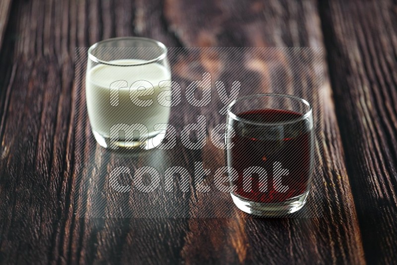 مشروبات باردة في كوب زجاجي مثل الماء والتمر الهندي وقمر الدين والسوبيا والحليب والكركديه على خلفية خشبية