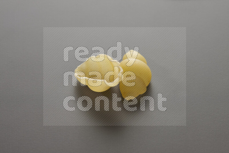 معكرونة قواقع علي خلفية رمادية