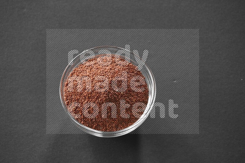 حب الرشاد في وعاء زجاجي علي خلفية سوداء