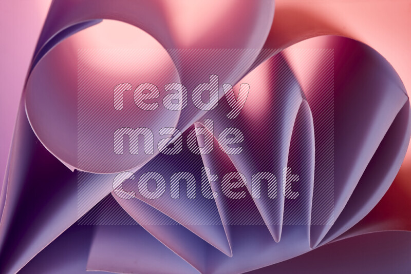 عرض فني لطيات الورق تخلق مزيج من الأشكال الهندسية، مضاءة بإضاءة ناعمة بدرجات اللون الارجواني