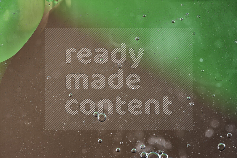 لقطات مقربة لفقاعات من الزيت على سطح الماء باللون الأخضر والبني