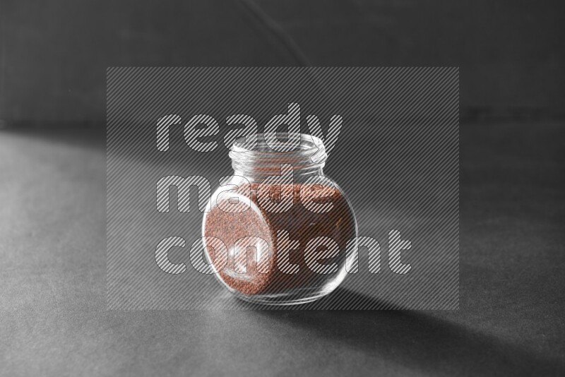 حب الرشاد في وعاء زجاجي علي خلفية سوداء