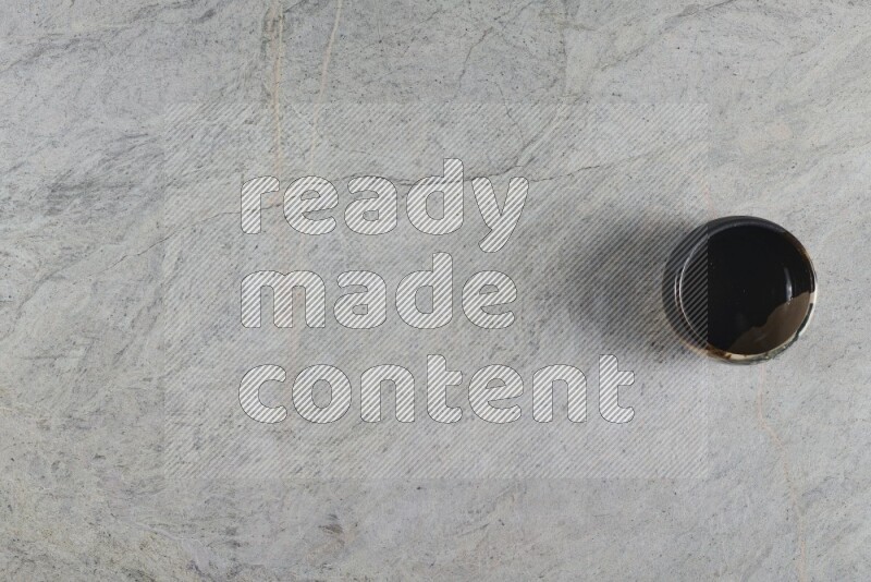 وعاء فخاري متعدد الألوان على خلفية من الرخام الرمادي