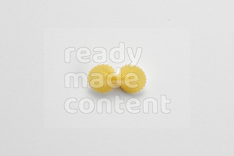 معكرونة فيونكة علي خلفية بيضاء