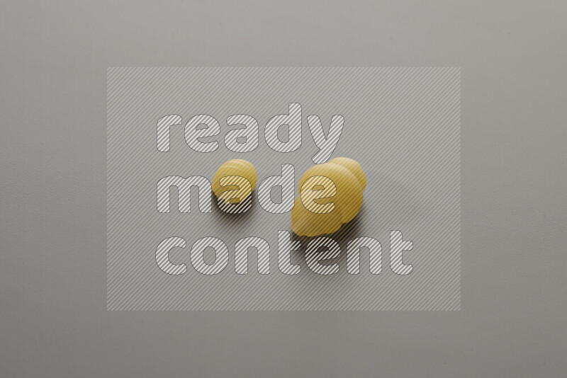 معكرونة ودعة في وعاء فخاري علي خلفية رمادية