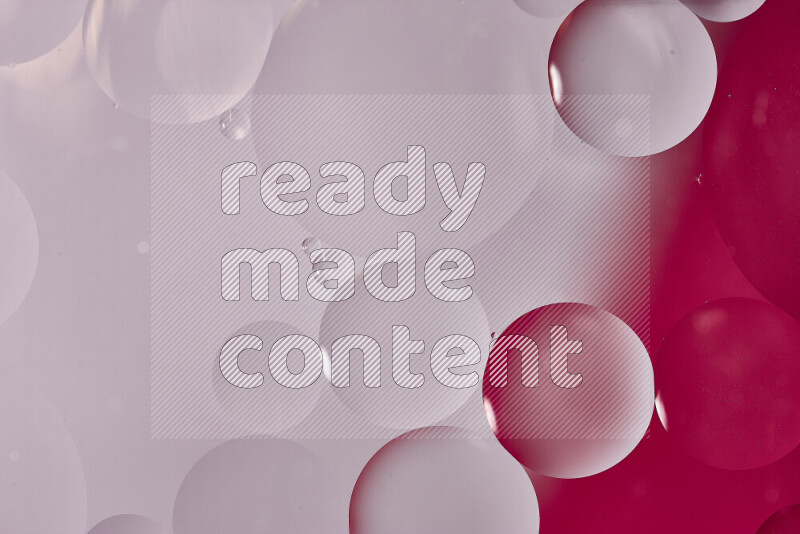 لقطات مقربة لفقاعات من الزيت على سطح الماء باللون الأبيض والوردي