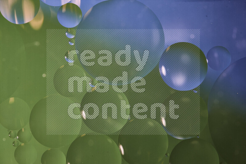 لقطات مقربة لفقاعات من الزيت على سطح الماء باللون الأزرق والأخضر