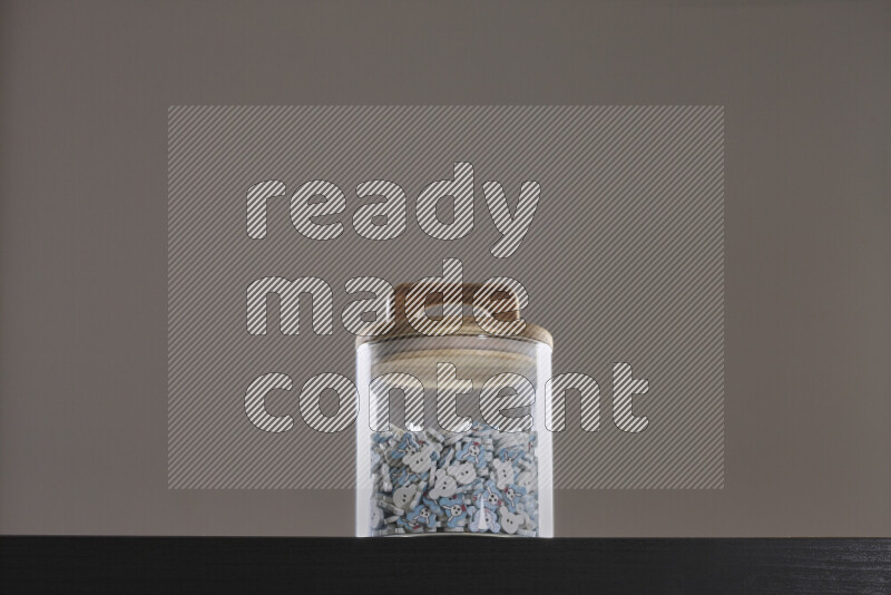 أزرار متنوعة في وعاء زجاجي علي خلفية سوداء