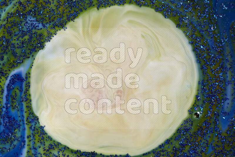 لقطة مقربة لبريق أزرق متلألئ منتشر على خلفية من اللون الأزرق والأخضر في حركات دائرية