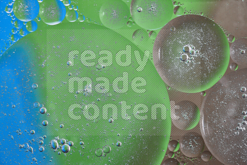 لقطات مقربة لفقاعات من الزيت على سطح الماء باللون البني والأخضر والأزرق