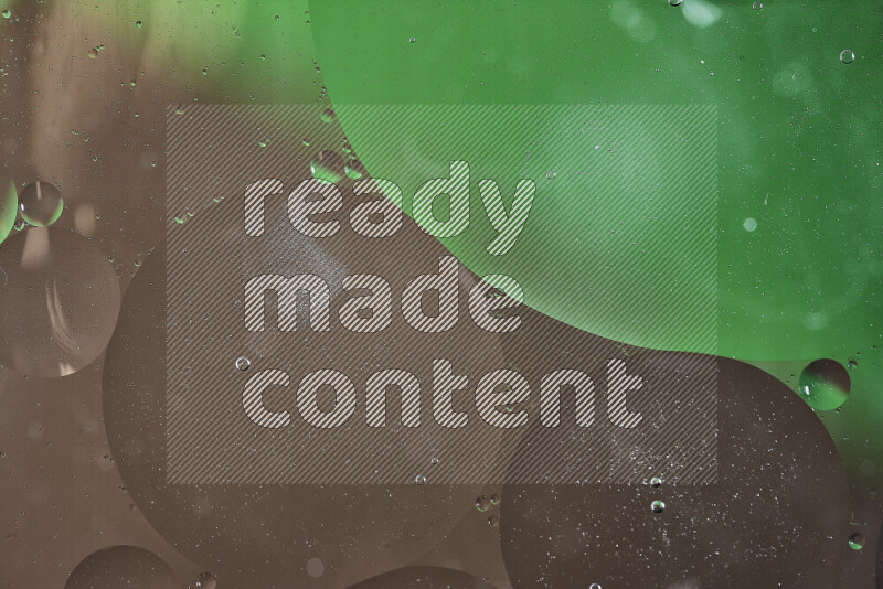 لقطات مقربة لفقاعات من الزيت على سطح الماء باللون الأخضر والبني