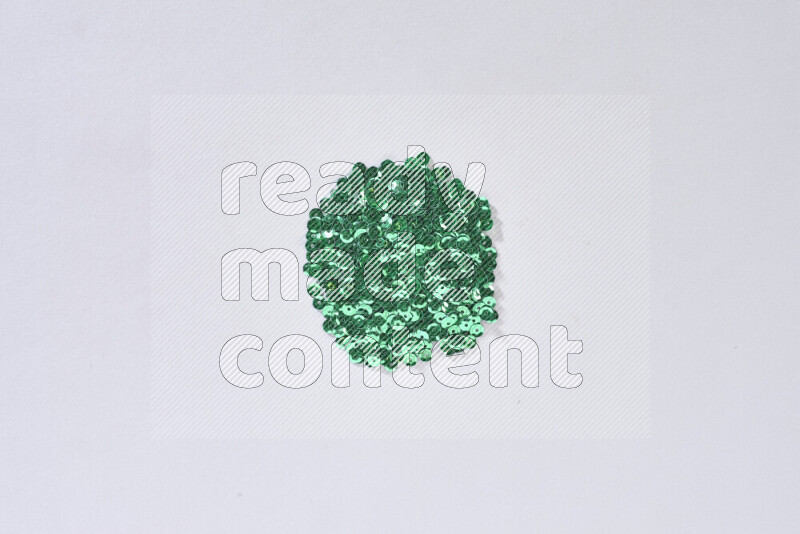 ترتر مسطح متعدد الألوان على خلفية رمادية