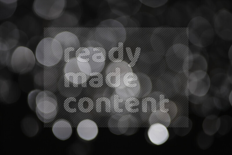 قطع زجاجية فضية لامعة متناثرة على خلفية سوداء