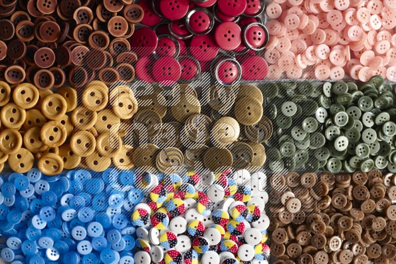 أزرار متعددة اﻷلوان موضوعة علي خلفية رمادية