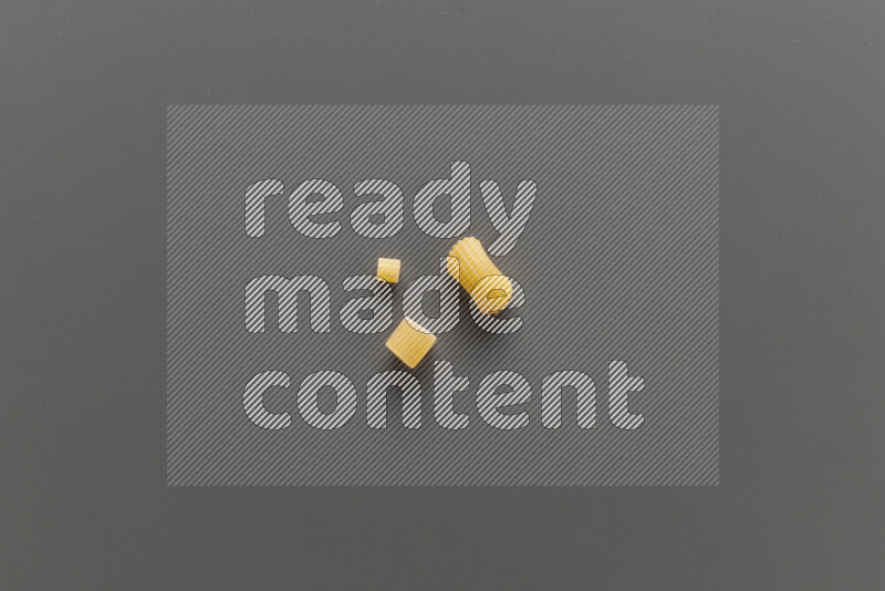 أنواع مختلفة من المعكرونة علي خلفية رمادية