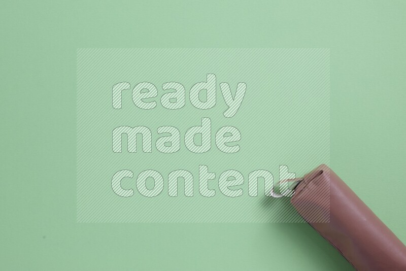 مستلزمات مدرسية مختلفة على خلفية خضراء